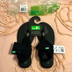 NWT Sanuk Yoga Sling size 8 black